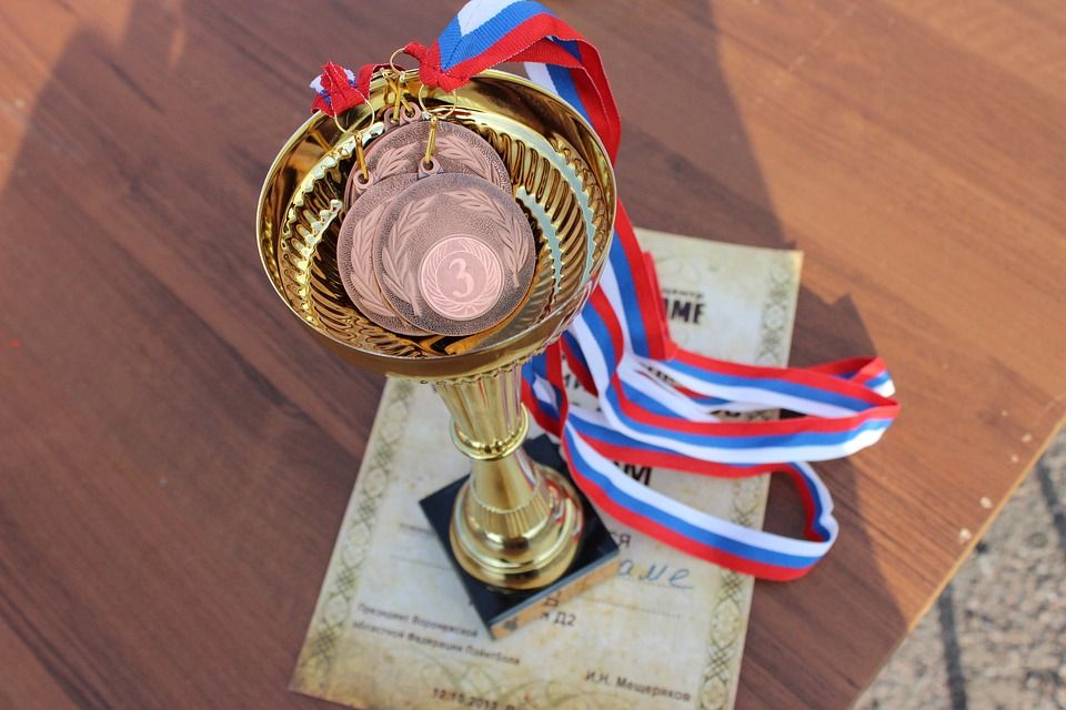 Puchary, medale, dyplomy - jak wybrać idealne trofeum sportowe?