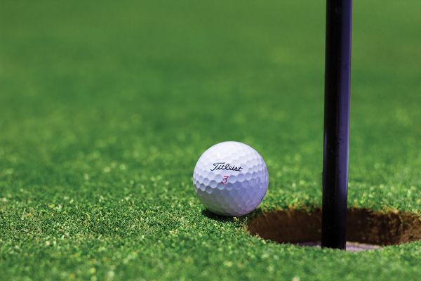 Zdrowy styl życia dzięki golflowi: korzyści z regularnych treningów na polu golfowym